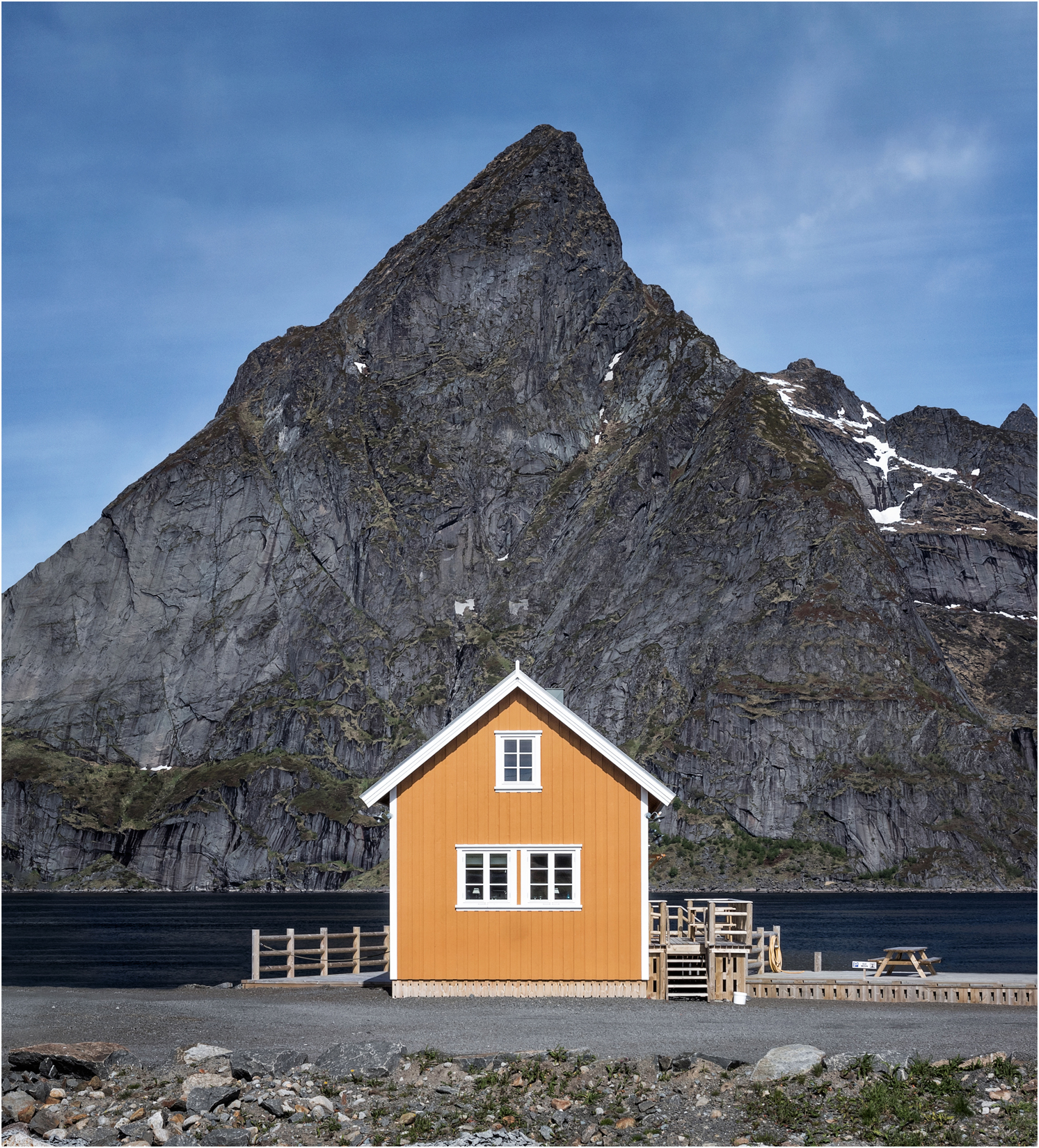 Small Yellow House, Reine