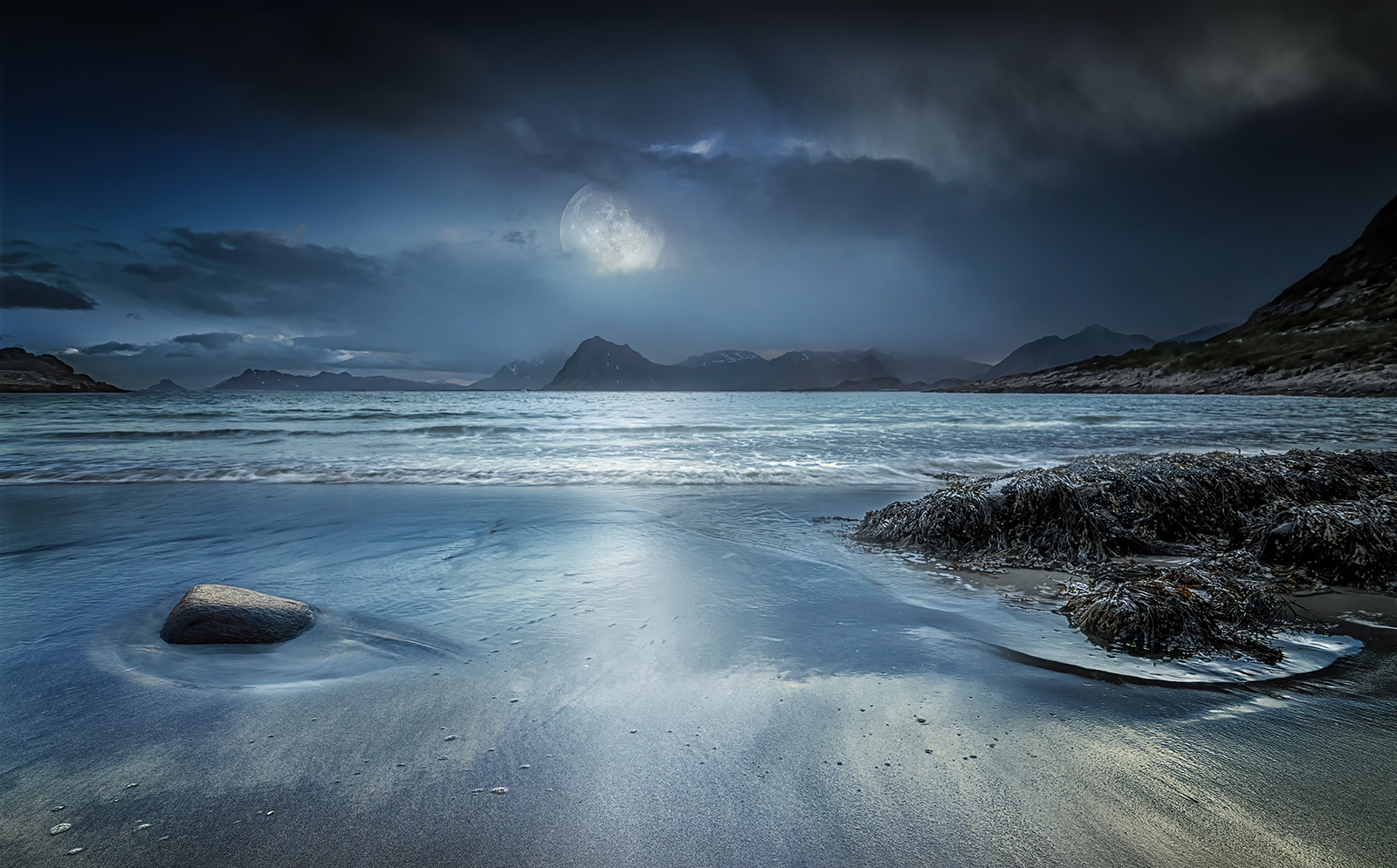Lofoten Moonrise - Score: 19pts